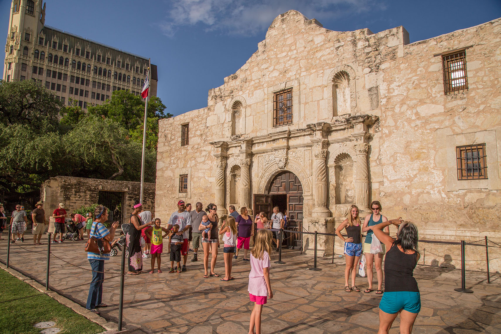 1038Tourists take pictures at the The Alamo, San Antonio