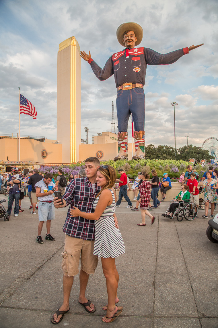 1178State Fair of Texas, couple taking selfie with Big Tex